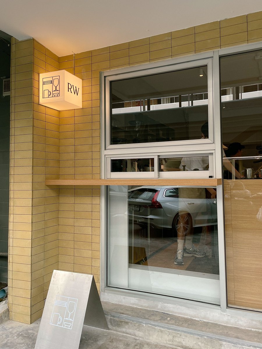 et_bkk06's tweet photo. 9月下旬頃オープンしたカフェ兼ワインバーなお店に行ってきた☕️
雰囲気いいしここのバナナケーキがバターたっぷりで美味しかった🍌🤍ワインも美味しそうね〜（眺めただけ🙂‍↕️
ハロウィンメニューも出るみたい👀🎃ちなみにイケメン店員さんが多いとの口コミあり🥹👍ｗ

📍RW Coffee and Wine https://t.co/710RA8s7jD