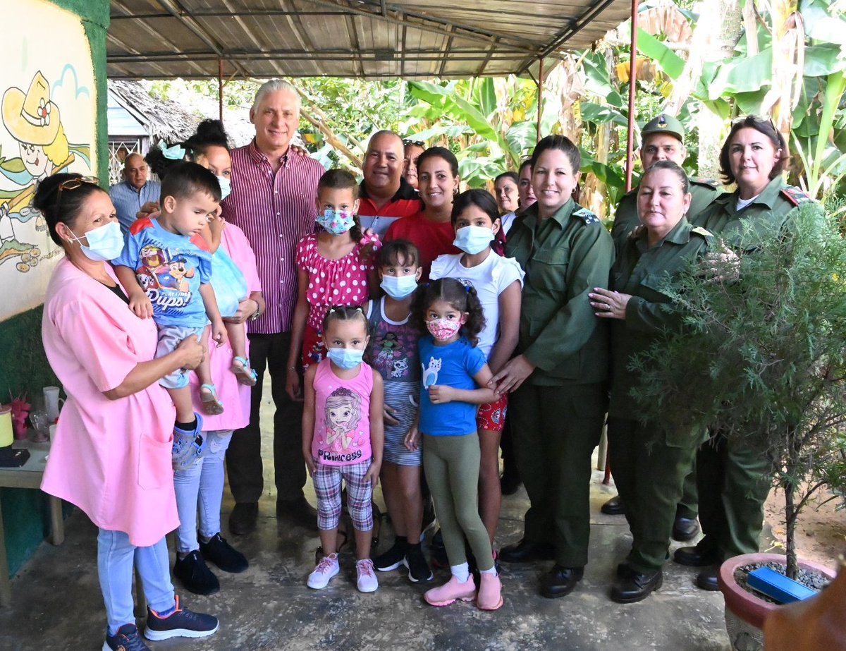 👉Los niños son la esperanza del mundo...a la casita infantil de la CPA 26 de Julio en #Cienfuegos fueron las máximas autoridades del país 🇨🇺, acompañado de <a href="/Armandocv781123/">Armando Carranza Valladares</a> y <a href="/Yolexisrguez/">Yolexis Rodríguez Armada</a> Secretario del #PCC y Gobernadora respectivamente. #UnidosXCuba