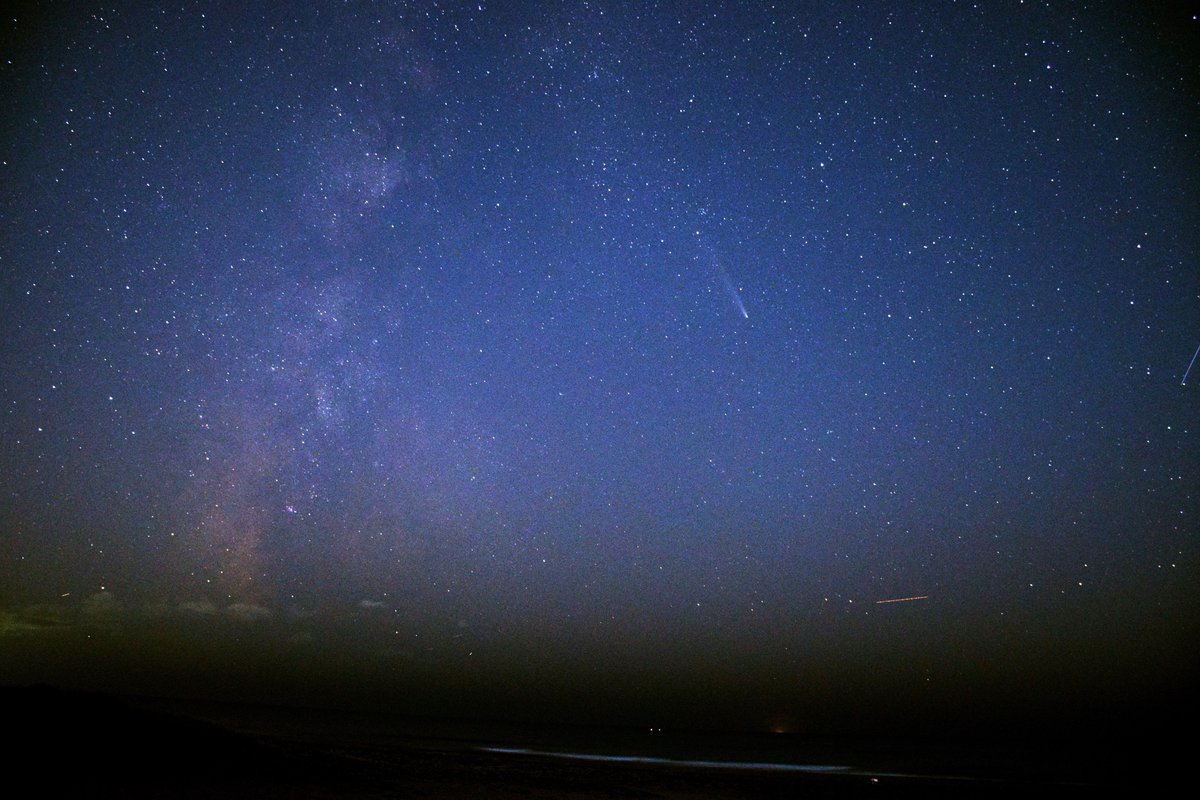 stellawing's tweet photo. 天の川と紫金山・アトラス彗星。高度が上がったのでこんな写真も撮れました。 https://t.co/Bju1Br95wF