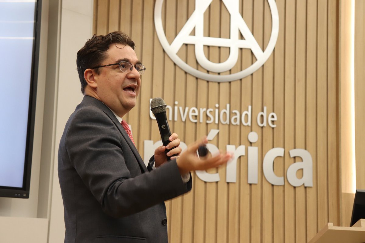 ColombiaCompite's tweet photo. #CPCPARTICIPA| @dgomezco, en la Semana Económica de la @F_UAMERICA, habló acerca de la competitividad en Colombia 🇨🇴 a través del tiempo y los beneficios de la #internacionalización 🌎 para la productividad del país. https://t.co/sMRHNWQB0Z