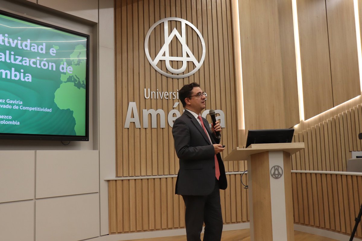ColombiaCompite's tweet photo. #CPCPARTICIPA| @dgomezco, en la Semana Económica de la @F_UAMERICA, habló acerca de la competitividad en Colombia 🇨🇴 a través del tiempo y los beneficios de la #internacionalización 🌎 para la productividad del país. https://t.co/sMRHNWQB0Z