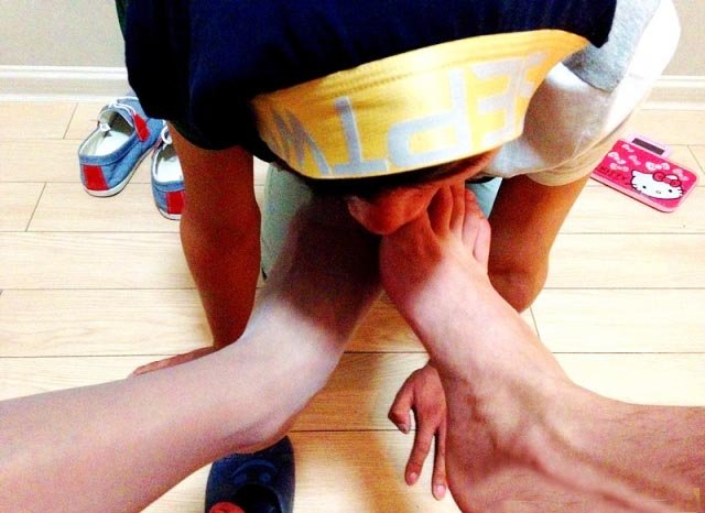 CUCKFEETLOSER's tweet photo. CUCKOLD FOOT SLAVE
#CUCKOLD #FOOTSLAVE #FEMDOM https://t.co/F6DBXdDTUP