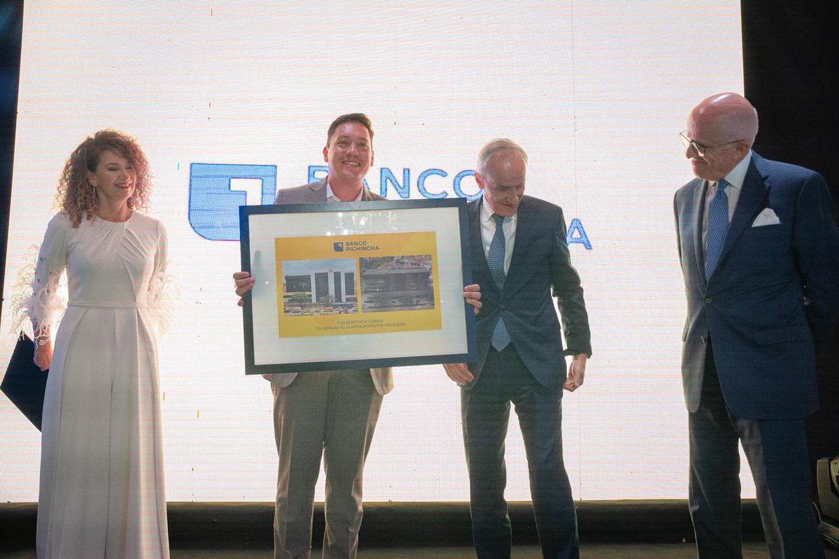 czamoramatute's tweet image. Una nueva #fachada que embellece Cuenca ¡Felicidades por su labor y #liderazgo! 👏

Celebramos junto a @BancoPichincha, la entrega de su nueva fachada, que contribuye al ornato en una de las avenidas más importantes de #Cuenca. Durante 1️⃣1️⃣8️⃣ está empresa ha generado #desarrollo,