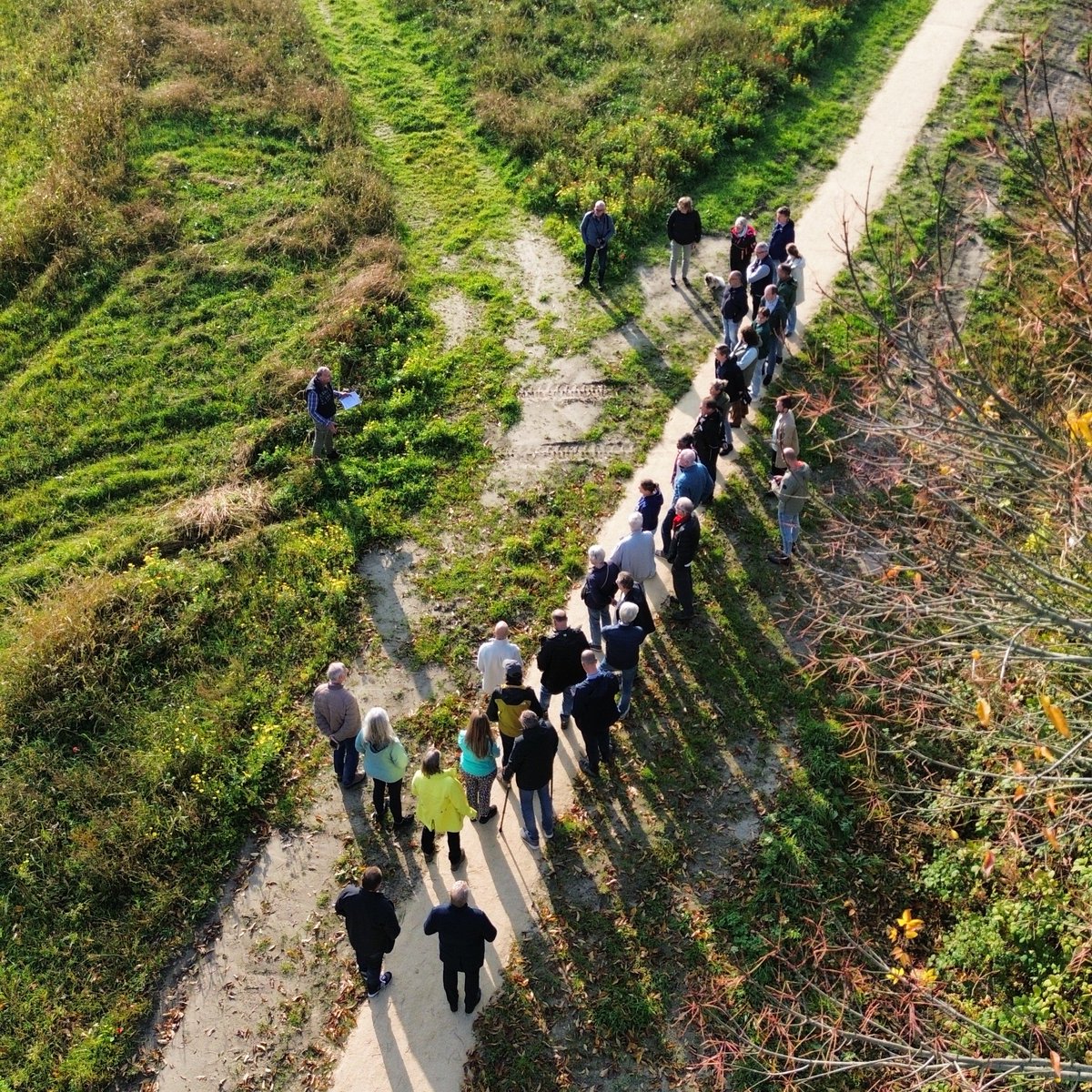 OPEN! Vanaf vandaag officieel in gebruik: het #wandelpad door het nieuwe #natuurgebied langs de #N203. Wethouder Paul Slettenhaar opende het toegangshek voor de geïnteresseerden; projectleider Theo Schouws vertelde over de natuurvriendelijke oevers, ijsvogelwand, bomen en meer.
