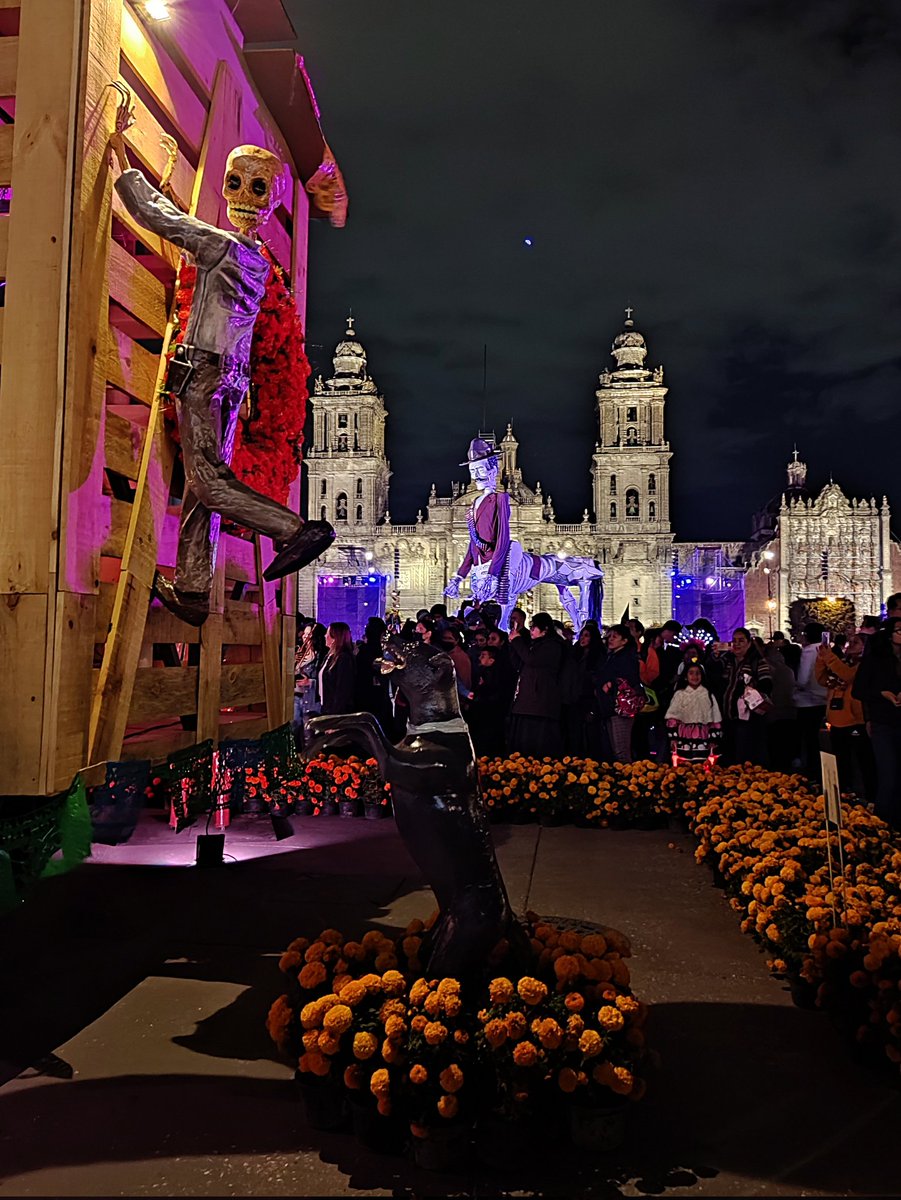 MexicoViajeraa's tweet photo. "Hasta que la muerte nos separe", no aplica en México. #fotografía #Mexico #DiaDeMuertos #Sigueme #Turismo https://t.co/YlG037jBzL