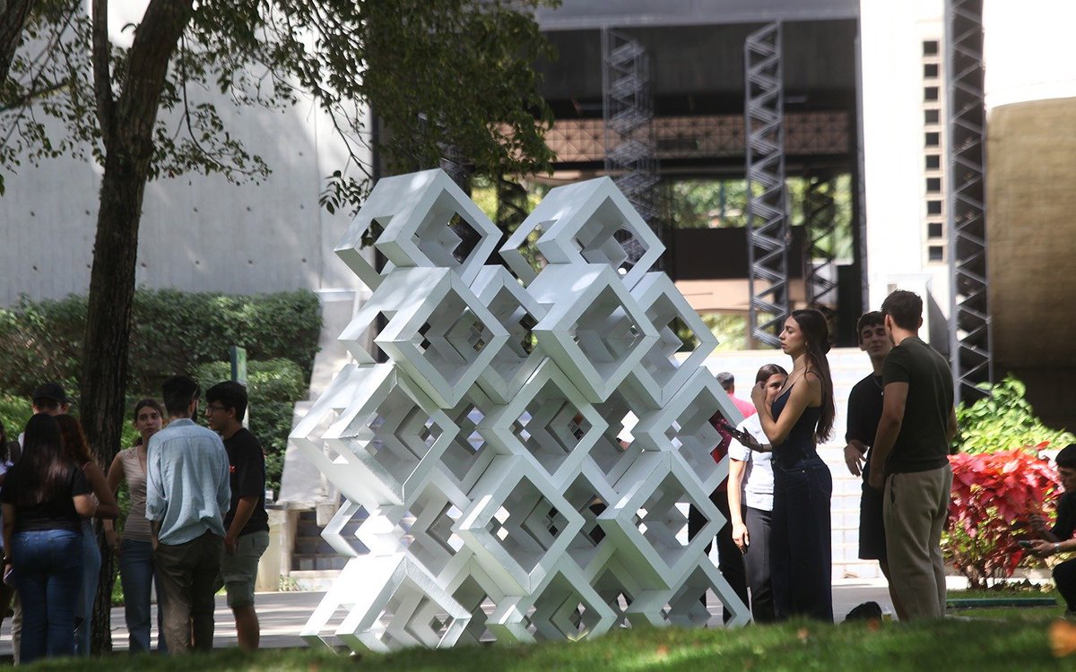 enlaucab's tweet photo. Esculturas de la Academia #UCAB-Prodiseño adornaron el campus en su 71 aniversario

Las piezas geométricas modulares a escala 1:10 fueron realizadas por 53 alumnos de las certificaciones en Diseño Gráfico, Industrial y de Interiores📎https://t.co/KisZjoPF4D https://t.co/ynTnuTpEfP