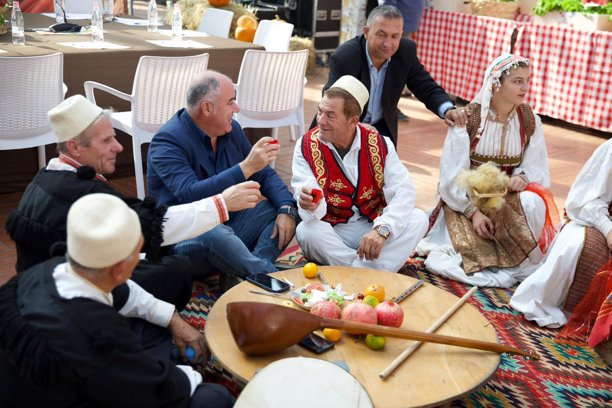 Në një atmosferë festive me aktivitete të ndryshme, bashkë me Andi Seferi vizituam sot Pazarin e Ri, ku fermerë të Petrelës, Krrabës, Zall Herit e shumë fshatra të tjerë të Tiranes ofrojnë produktet e fresketa. 

Eja në Bahçe

Promovo produktet vendase 🫑🍅🥬🍇