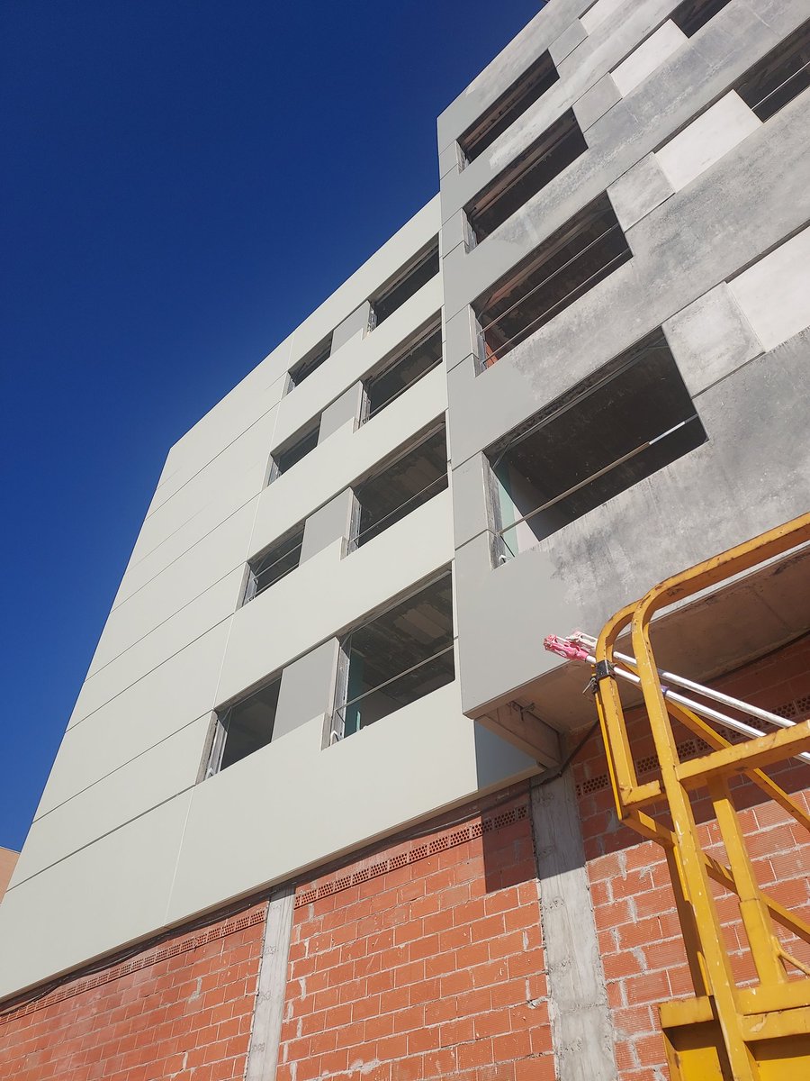 Aplicación del revestimiento anticarbonatación y protección #SIKAGARD por Pinturas Urueña de Valladolid en un edificio con 8 años sin acabar. Un rejuvenecimiento con #DURHABILIDAD <a href="/SikaSpain/">Sika España</a> para los paneles prefabricados de hormigón.