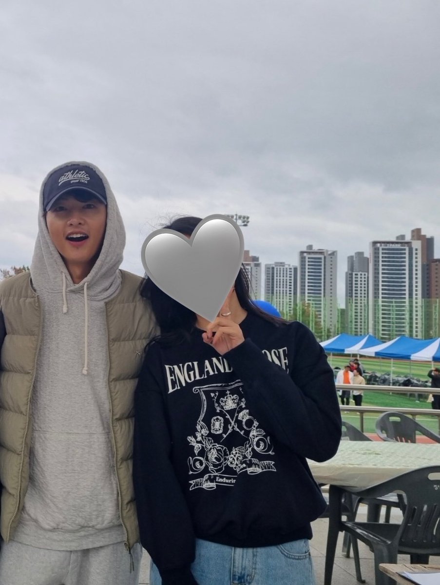 오늘 나에게 일어난 일 ꔣ₊˚.ᐟ 

중깅이 우리 지역 운동장에 워크샵을 온거.ᐟ.ᐟ 
제작팀이랑 하는 완전 비공개행사여서 사회생활 중깅을 찍진 못했지만 쌩눈으로 운동회하는 중깅을 다 봄.. 

행사 끝나고 조심히 싸인이랑 사진요청하니 다 들어주던.. 청춘드 한편보고 미니 팬싸하고 온 하루 ♡