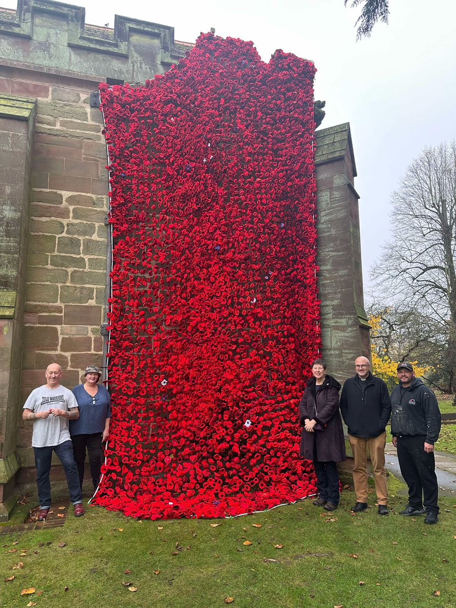 A massive canopy of hand-knitted poppies is now draped across the entrance of St Alphege Church in #Solihull for #RemembranceSunday 🌺

Volunteers have assembled 8000+ poppies which have been hand-knitted by people from the borough - &amp; all over the world

(Image: Claire Louise).