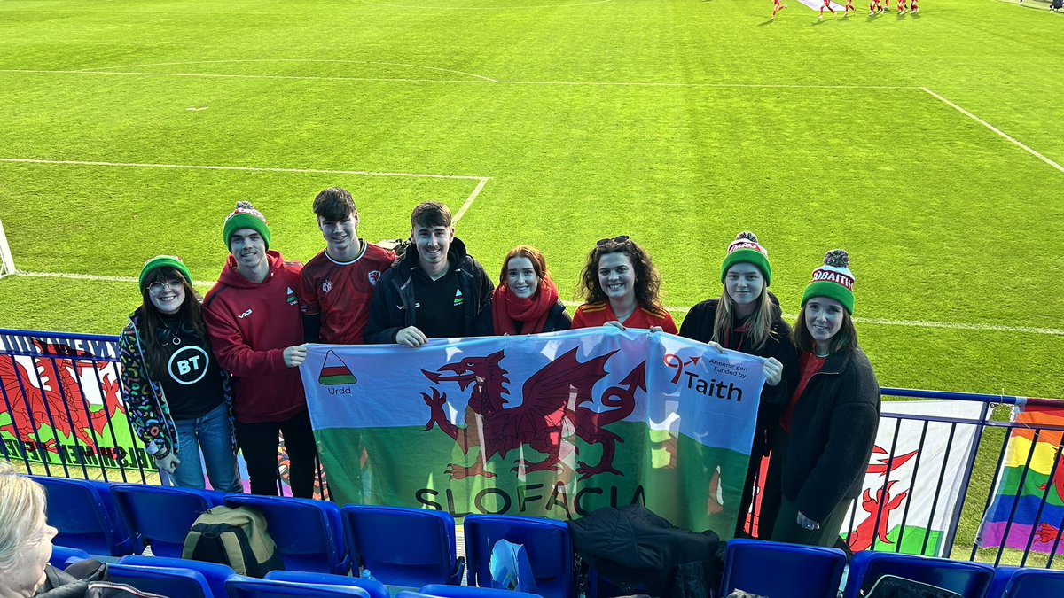 Urdd's tweet photo. C’MON CYMRU! Mae criw’r Urdd yma’n Slofacia yn eich cefnogi! 💪

🏴󠁧󠁢󠁷󠁬󠁳󠁿 #ForHer | #TogetherStronger https://t.co/yVPXyXZvpI