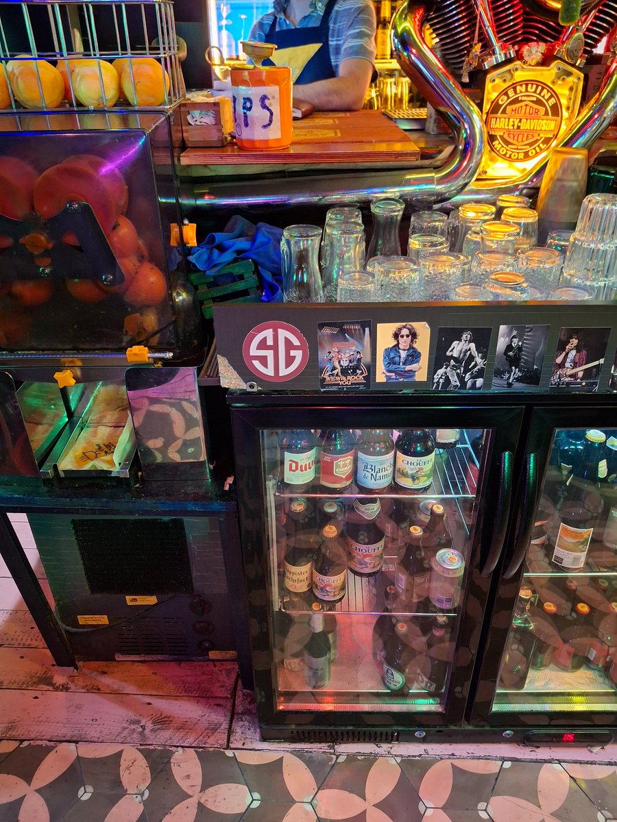 Floeru87's tweet image. #sectiongrenat #servetteallovertheworld #Tirana #Albania