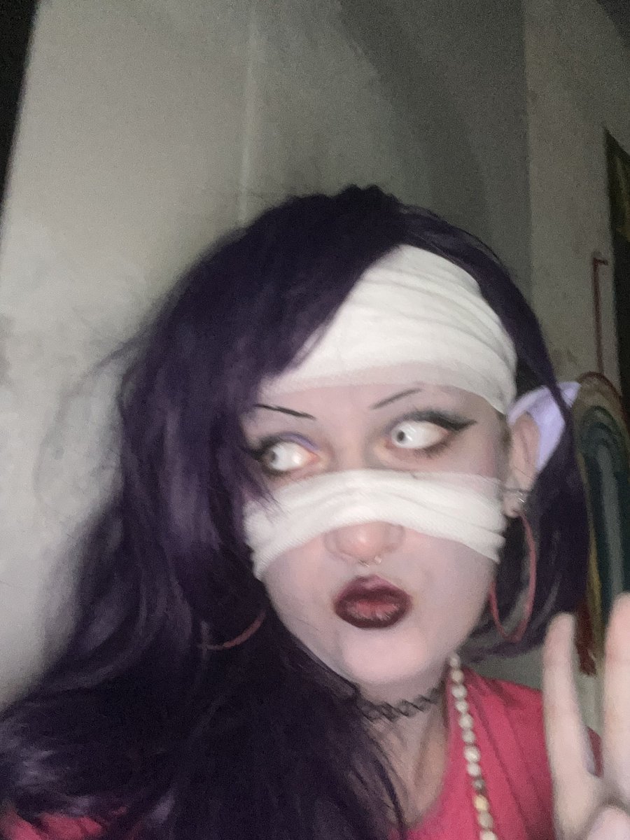 Here’s me as Emz

#BrawlStars #brawlstarscosplay #emzcosplay #brawlstarsemz