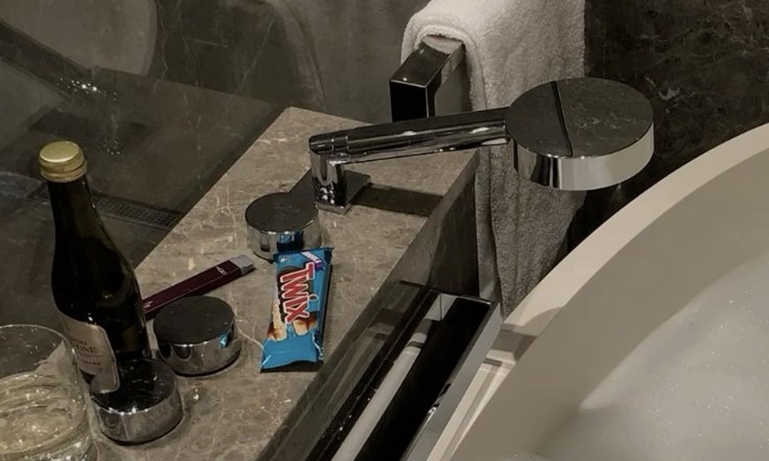 ➺ 𝐓𝐎𝐀𝐒𝐓 ༨ CLYDE. tweet media