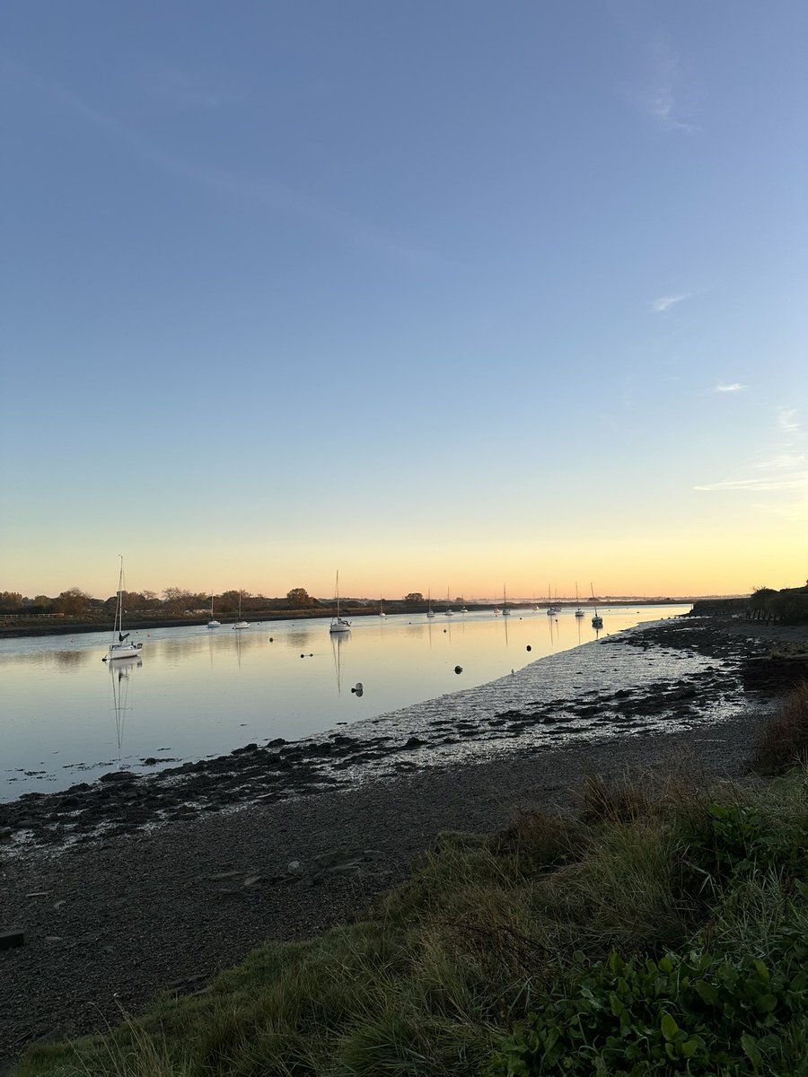 romfordrunner's tweet image. Sunrise #runs are my favourite ✨🌟💫 #ukrunchat #6amrun #runningistheraphy #blessed