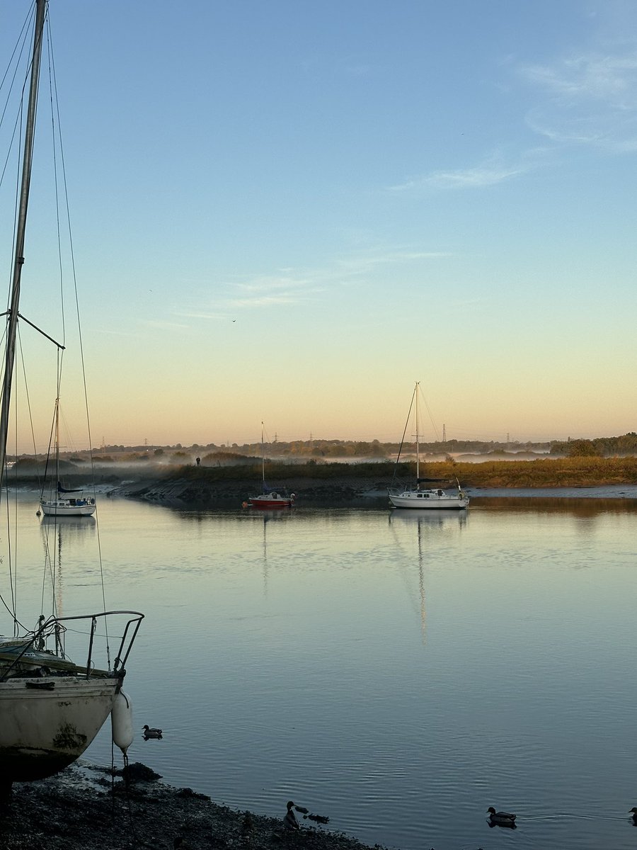 romfordrunner's tweet image. Sunrise #runs are my favourite ✨🌟💫 #ukrunchat #6amrun #runningistheraphy #blessed