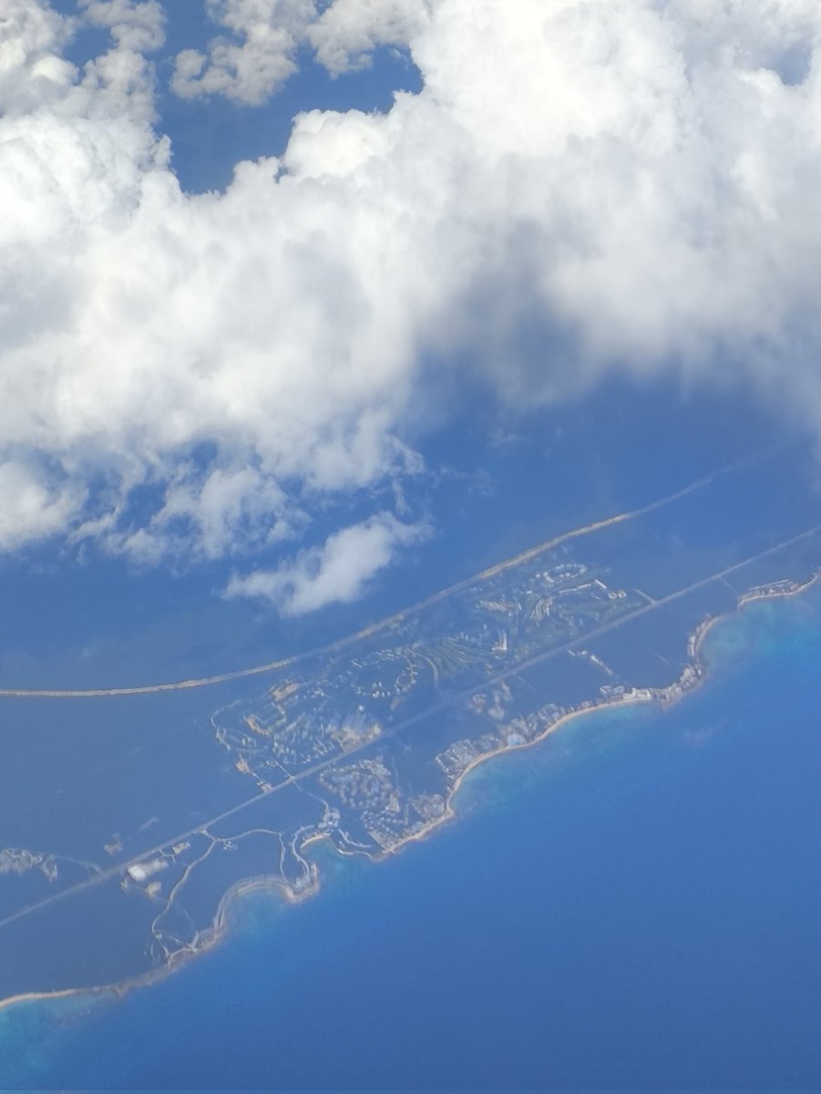 CapLaloVargas's tweet photo. En la pandemia me liquidaron de la empresa donde volaba (amx) me fui a vivir a AKUMAL, en ese tiempo pensé que sería imposible regresar a volar, no se veía el fin de la situación, ayer pasé por arriba volando yo el avión, que bien se siente! Todo pasa. https://t.co/tUC4WUAZkt