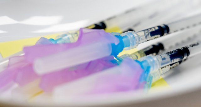 COVID-19: Wiederholte Impfungen verbessern Schleimhautimmunität:  Gent/Belgien – Eine regelmäßige Auffrischung mit mRNA-Impfstoffen erhält nicht nur den Schutz vor schweren Erkrankungen an COVID-19. Eine Studie verdeutlicht nun auch, dass mit der… dlvr.it/TFkH7l