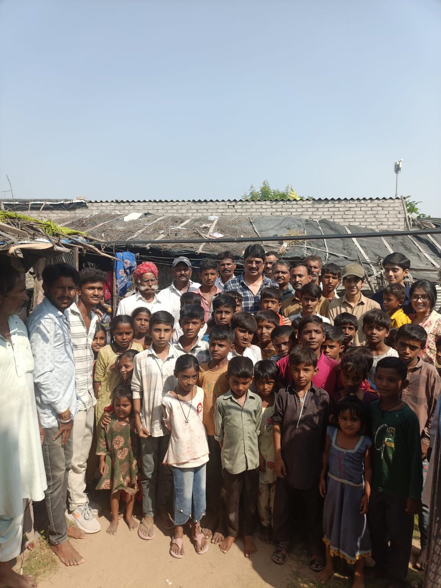 वर्षों से अमानवीय व अकल्पनीय यातनायें झेलते हुये भी सनातन धर्म पर अडिग रहने वाले पाकिस्तानी धर्मवीर हिन्दू शरणार्थी शिविर जोधपुर गये थे आज। नारकीय स्थिति में हैं, ना सर पे छत ना भरपेट भोजन ना वस्त्र, ना शिक्षा ना चिकित्सा की कोई व्यवस्था।वहाँ के सभी हिन्दू अपने परिवार, धर्म और