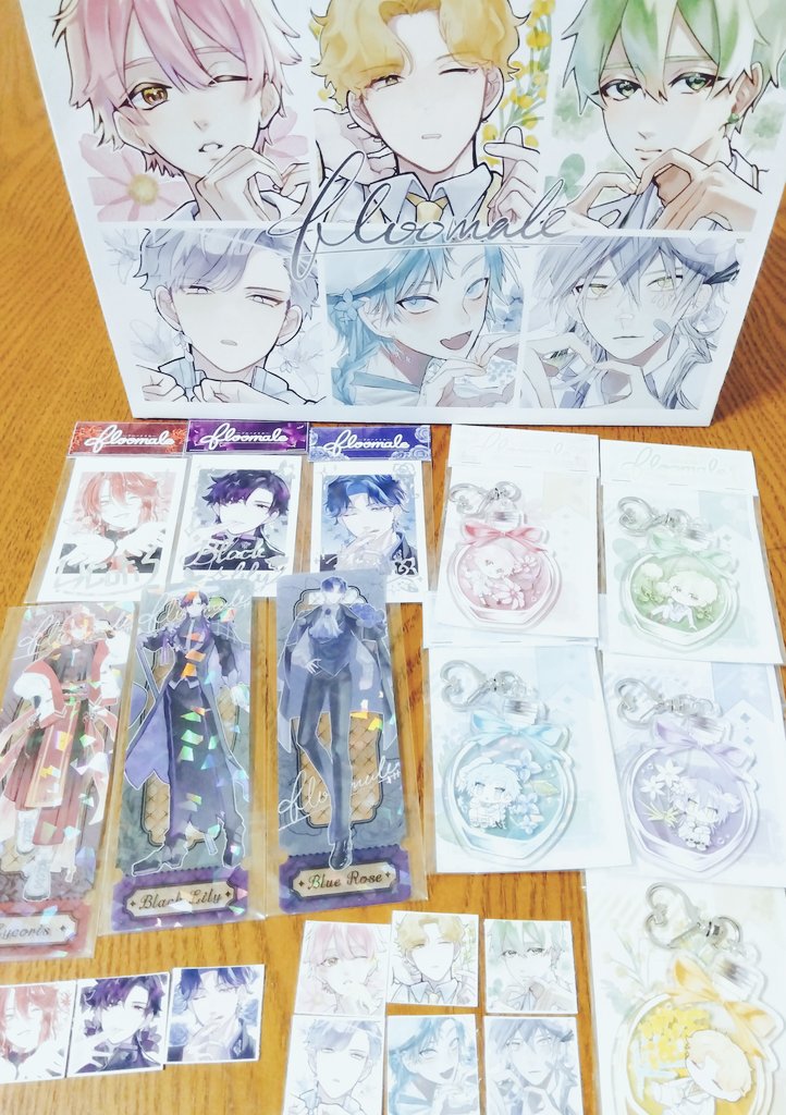 2miria_4's tweet photo. ｺﾐﾃｨｱでお見かけしてから気になっていたbloomaleさんのグッズ…！
ホロきらきらでかわいくて最高で…新キャラさんたちも素敵でお迎え出来て幸せです🙏💕
#bloomale https://t.co/G1MCXOObKM