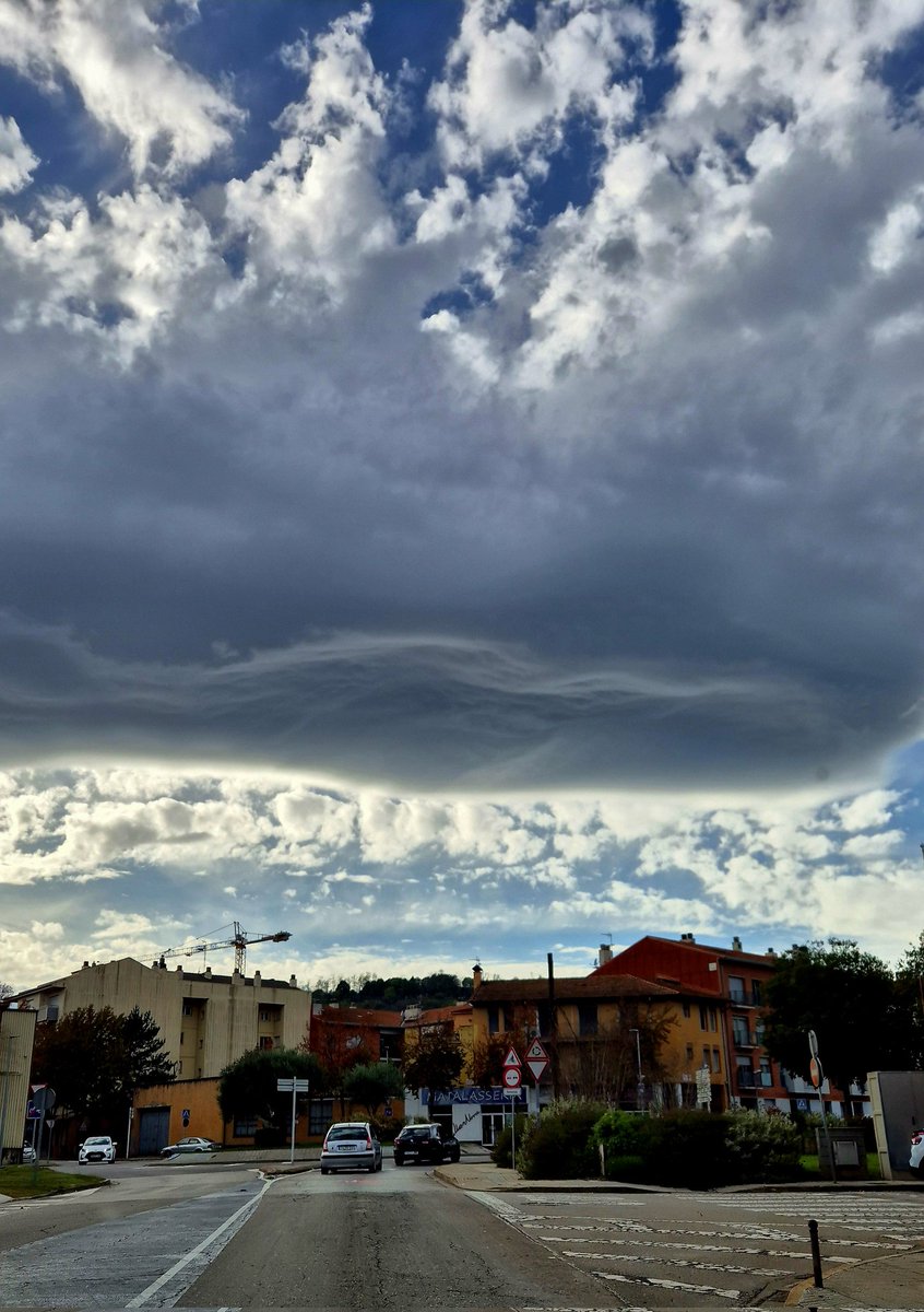 adriana_czm_'s tweet image. Când iese soarele dar meteorologii au anunțat ploi în weekend și o să fie vreme de #sofaymanta cum ar spune spaniolii... #weekendmoodon