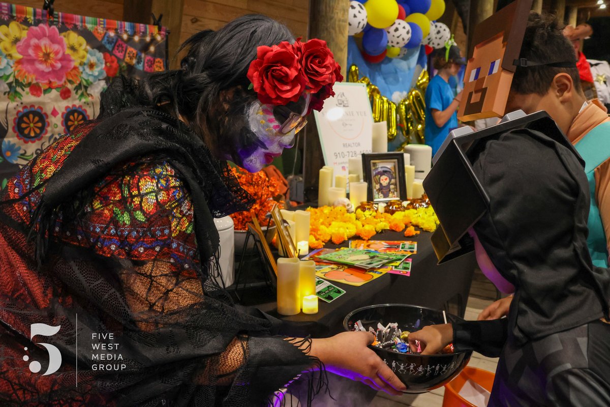 5WestMediaGroup's tweet photo. Had an incredible time at the #BootanicalGardens #Halloween event last night at @CapeFearBotanicalGardens ! Vote for which table you like most in the comments below!

#erastrother #5westmediagroup #trickortreat https://t.co/7nMS5viau1