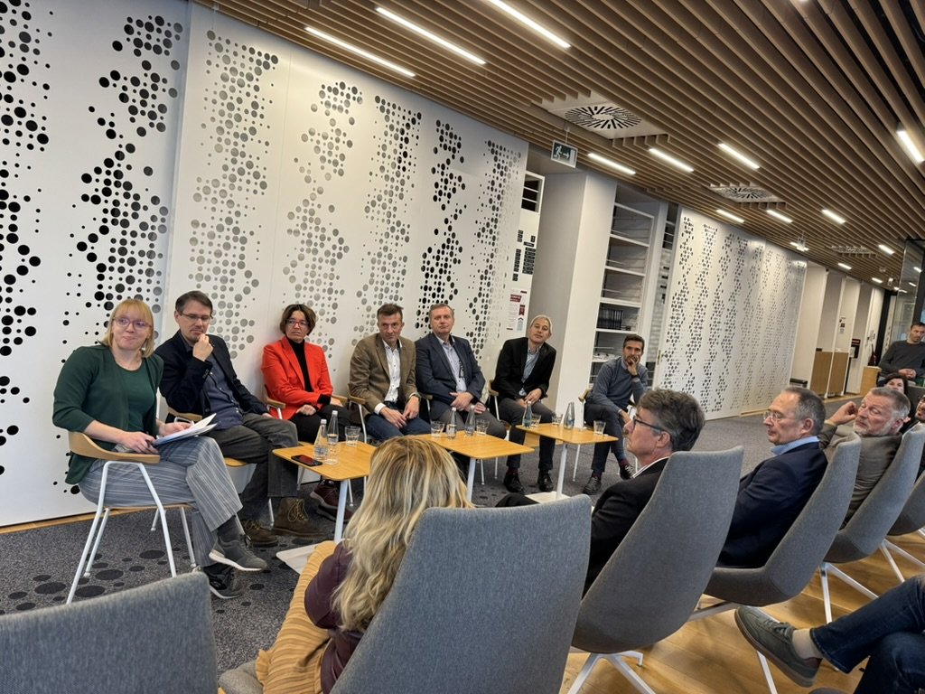 Na Fakulteti za matematiko in fiziko Univerze v Ljubljani je dopoldne potekala okrogla miza z naslovom »Slovenija v CERN-u – v centru prebojne znanosti in velikih odkritij«. Presenetljivo veliko zanimivih informacij je zbranim predstavil Jure Gašparič, državni sekretar na