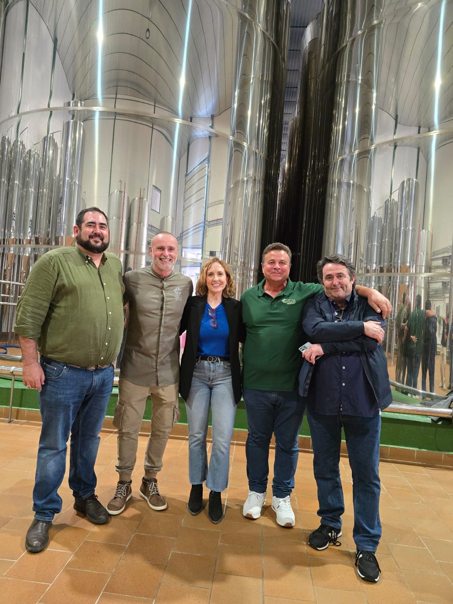 OleumXauen's tweet photo. Aquí estoy con cuatro amigos que hablamos el mismo lenguaje, el de sumar para colocar a los aceites de oliva en el lugar que honestamente se merecen. En la cooperativa San Vicente de Mogón, que hoy ha presentado su excelso AOVE Puerta de Las Villas, desde el campo a la mesa. https://t.co/iONhZJYNa0