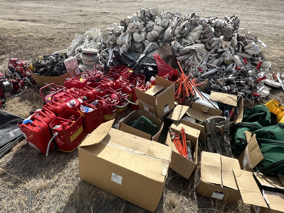 BridgerTetonNF's tweet photo. #PackTrailFire is 89,921 acres and 70% contained. Snow and cold temperatures aid in fire suppression but is making access difficult. Crews are backhauling equipment, repairing roads, chipping debris, putting out hotspots and cold trailing the fire's edge. https://t.co/rcFLFcukuU