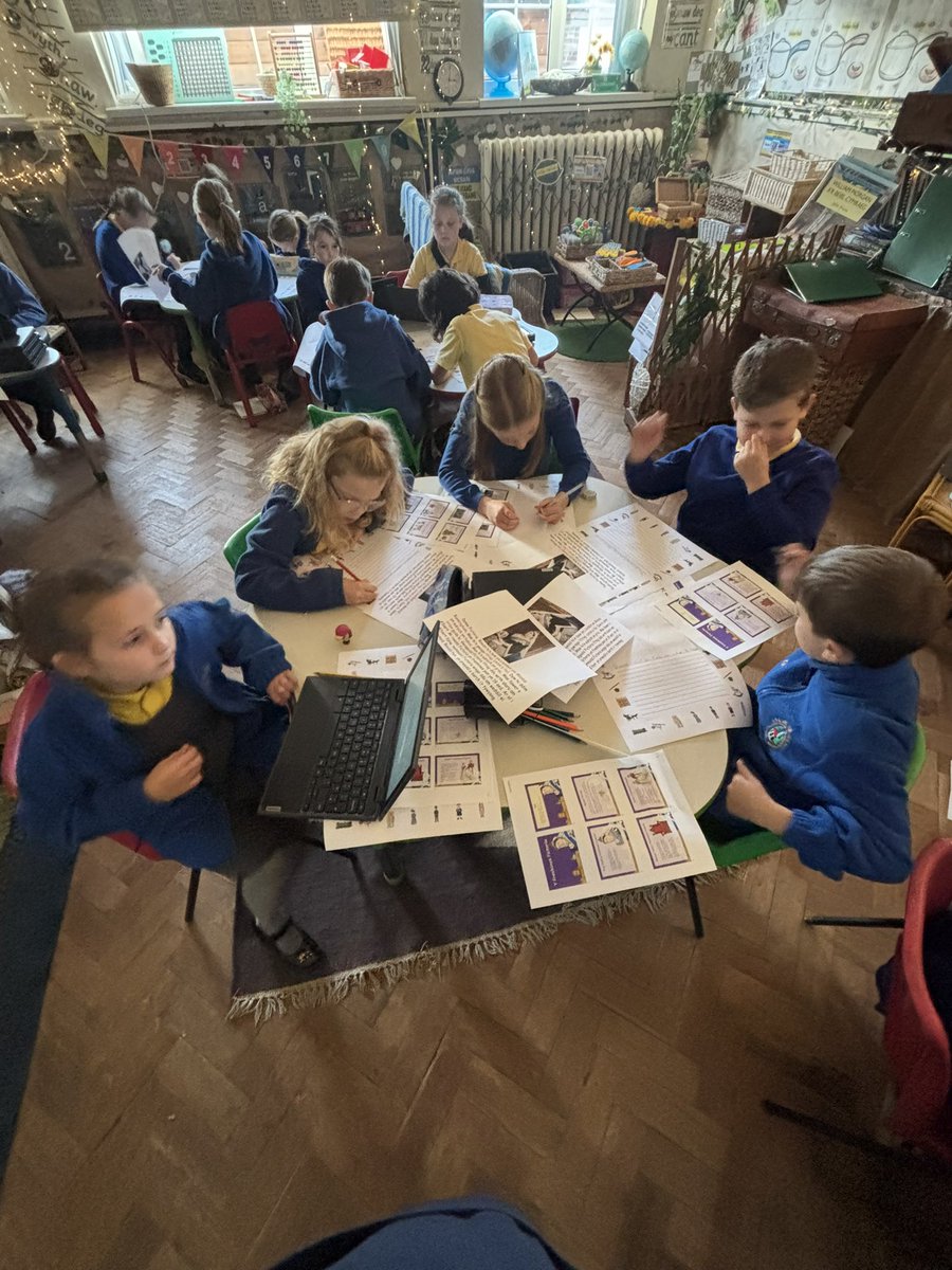 YsgolyrHendy's tweet photo. Dosbarth T.Llew wrthi’n ymchwilio i gyfnod Plant y Chwyldro!
Excellent researching skills being developed in Dosbarth T.Llew this week. 
#childrenoftherevolution
#HendyDyn https://t.co/pCECBZOe94