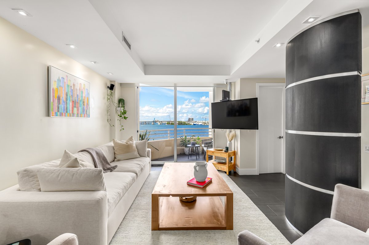 DropAnchorTeam's tweet photo. ⚓️ Price Reduction $200 Per Month - 888 Brickell Key Dr. #710 @ One Tequesta Point Brickell Key ⁠
2 BD | 2 BA | 1,310 SF | $5,300 MO ⁠

Call or Text Betsy for more information: ⁠
📲 305.926.9345⁠
📧 betsy@compass.com⁠
⁠
#DropAnchorTeam #BrickellKey #ForRentMiami⁠ https://t.co/eo4M5UVMUx