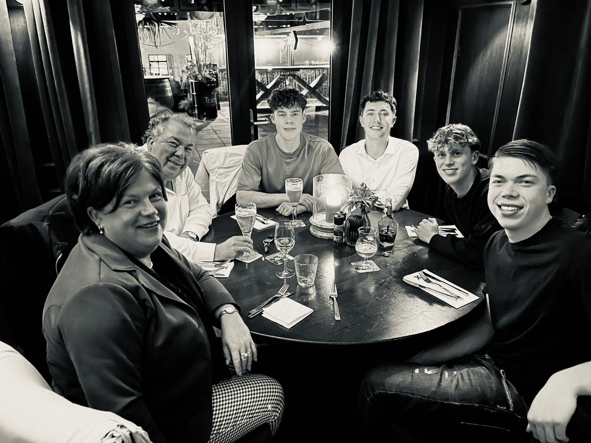 Wat een heerlijke avond! Drie punten voor <a href="/DeGraafschap/">De Graafschap</a> en een heel fijne avond met ons gezin in een goed restaurant voor de verjaardag van <a href="/LindaOstendorp/">Linda Ostendorp</a>