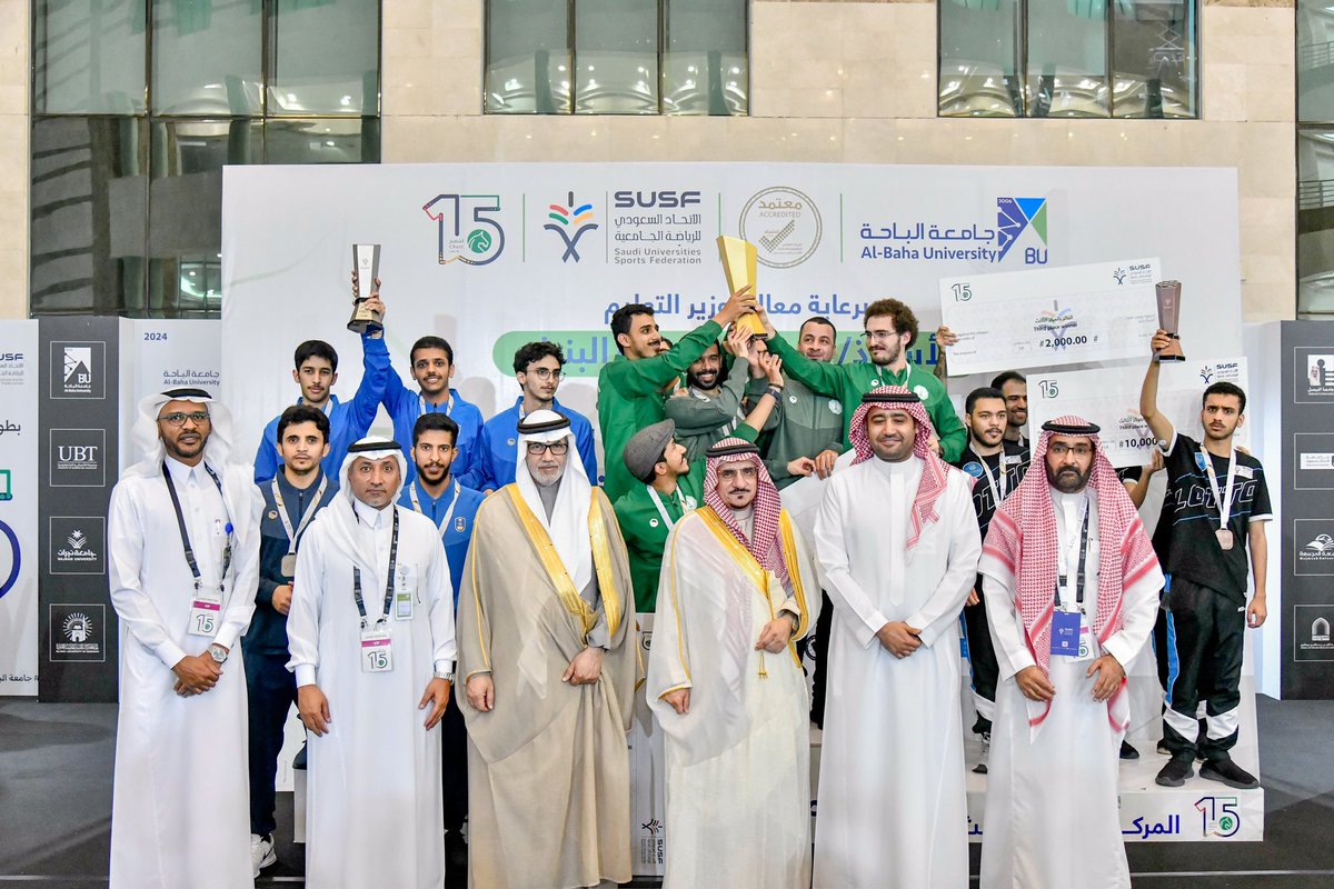 #تغطية | توّج معالي  رئيس #جامعة_الباحة أ.د. عبدالله بن يحيى الحسين  ، وأمين  الاتحاد السعودي للرياضة الجامعية د.محمد الشمري ومدير البطولة  د. خالد بن ناصر الخريجي الفائزين، حيث فازت بالمركز الأول والميداليات الذهبية جامعة الملك فهد للبترول والمعادن ، وحصدت المركز الثاني
