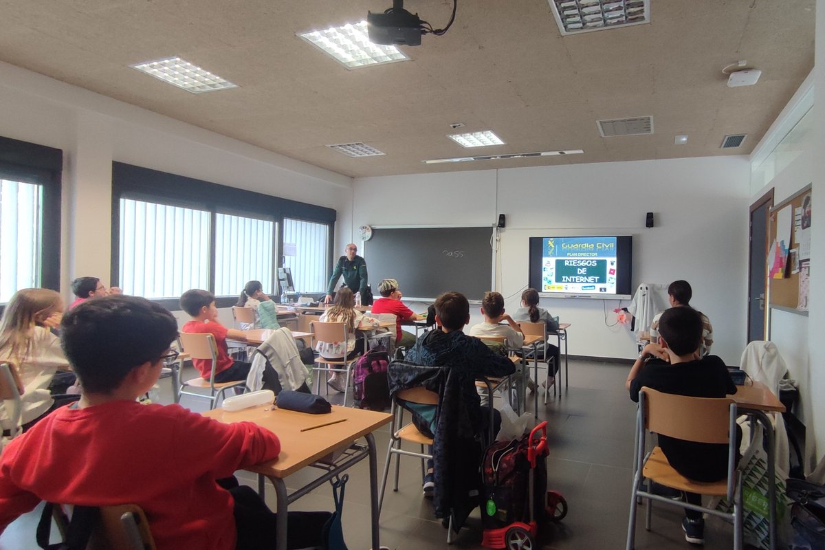 Plan Director de la Guardia Civil con 5° y 6°, hablando Acoso Escolar y Seguridad en Internet.