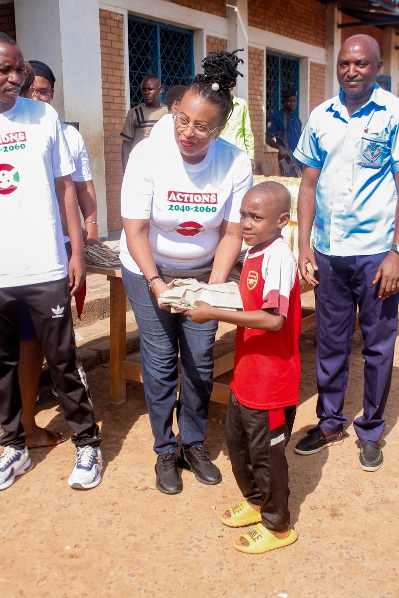 DIASPORANDUNDI's tweet photo. 📍Muganga Annick MUNEZERO ari mubateguye ico gikorwa akaba yamenyesheje ko ico gikorwa cakozwe mu ntumbero yo gushigikira Imbonakazoza y'igihugu (Vision 2040-2060) mw'iterambere. (2/4)
@NtareHouse 
@MininterInfosBi 
@MairieBujumbura 
@sndayiragi https://t.co/xW1KaOOwKb