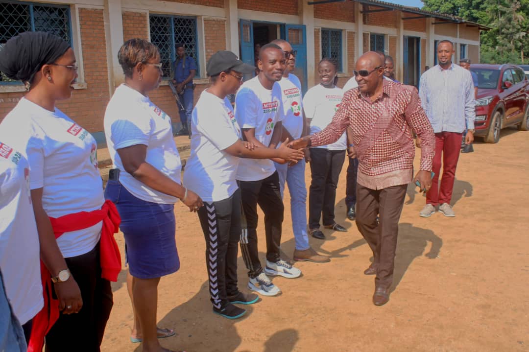 DIASPORANDUNDI's tweet photo. 📍Tubibutse kandi ko, ishirahamwe "ACTIONS 2040-2060 pour le développement de la Mairie de #Bujumbura", mu minsi mike rimaze ririko riranguea ibikorwa vyaryo, rimaze gukora ibikorwa bishimishije cane muguterera mw'iterambere mu ma komine 3 agize igisagara ca #Bujumbura. (3/4) https://t.co/tJc0tExcjI