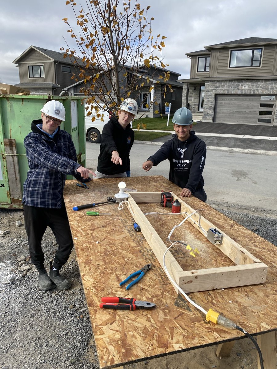 Teacher candidate Tim Craigen is an electrician in the TEMS program at Queens.This week he led BCIP Construction #SHSM Ss in a career exploration activity. I think there might be some future sparkies in the group! #OYAP