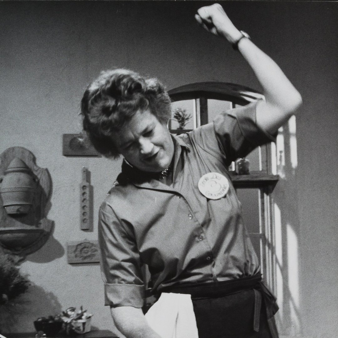 Halloween costume inspo: Julia Child doing her thing 👩‍🍳🔪