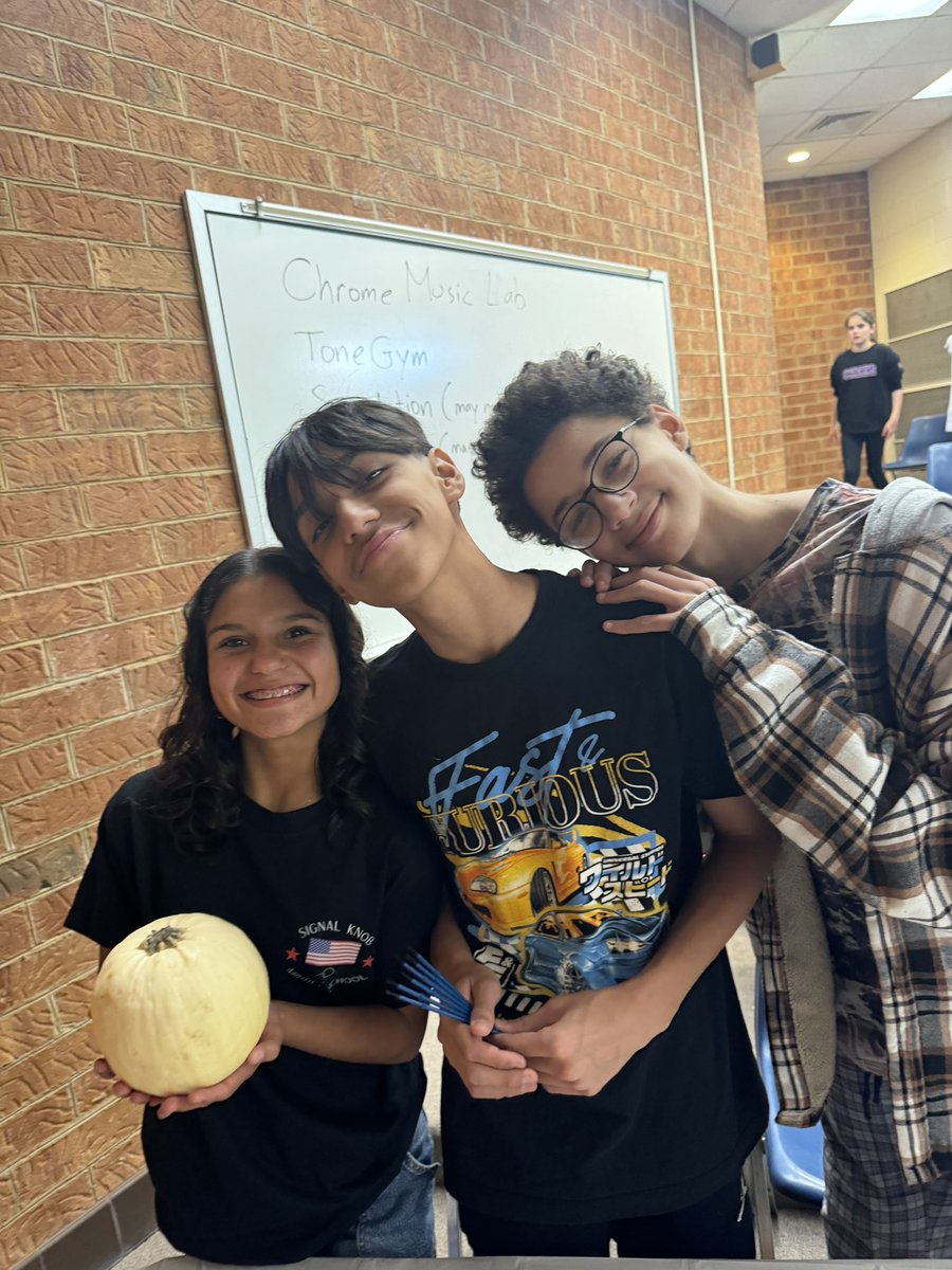 SKMS_FCCLA's tweet photo. Our SKMS FCCLA members gathered for our monthly chapter meeting where we discussed upcoming events and painted pumpkins that will be entered into the Virginia FCCLA pumpkin decorating competition! #vafccla https://t.co/Rx9OnSqrFE