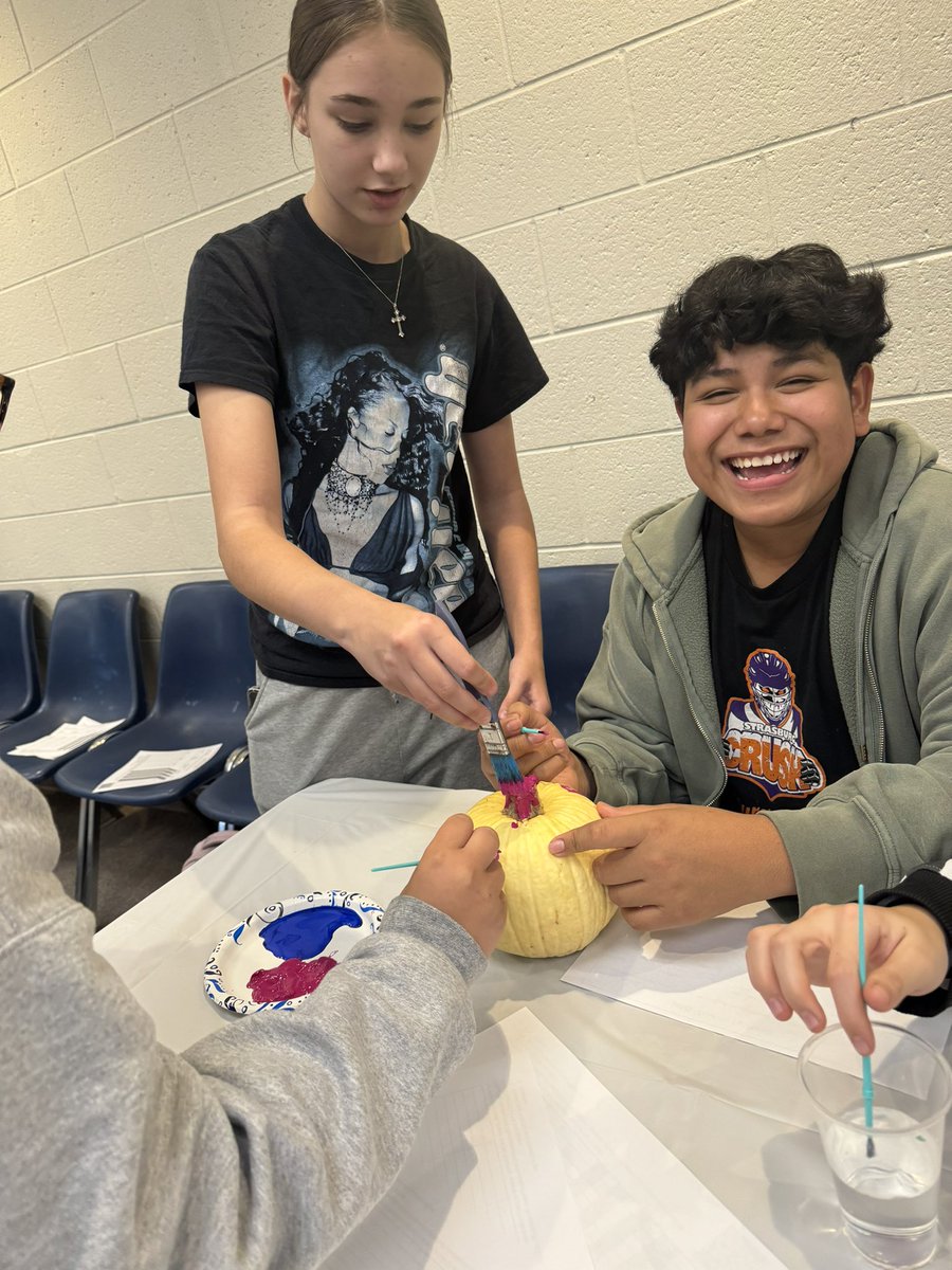 SKMS_FCCLA's tweet photo. Our SKMS FCCLA members gathered for our monthly chapter meeting where we discussed upcoming events and painted pumpkins that will be entered into the Virginia FCCLA pumpkin decorating competition! #vafccla https://t.co/Rx9OnSqrFE