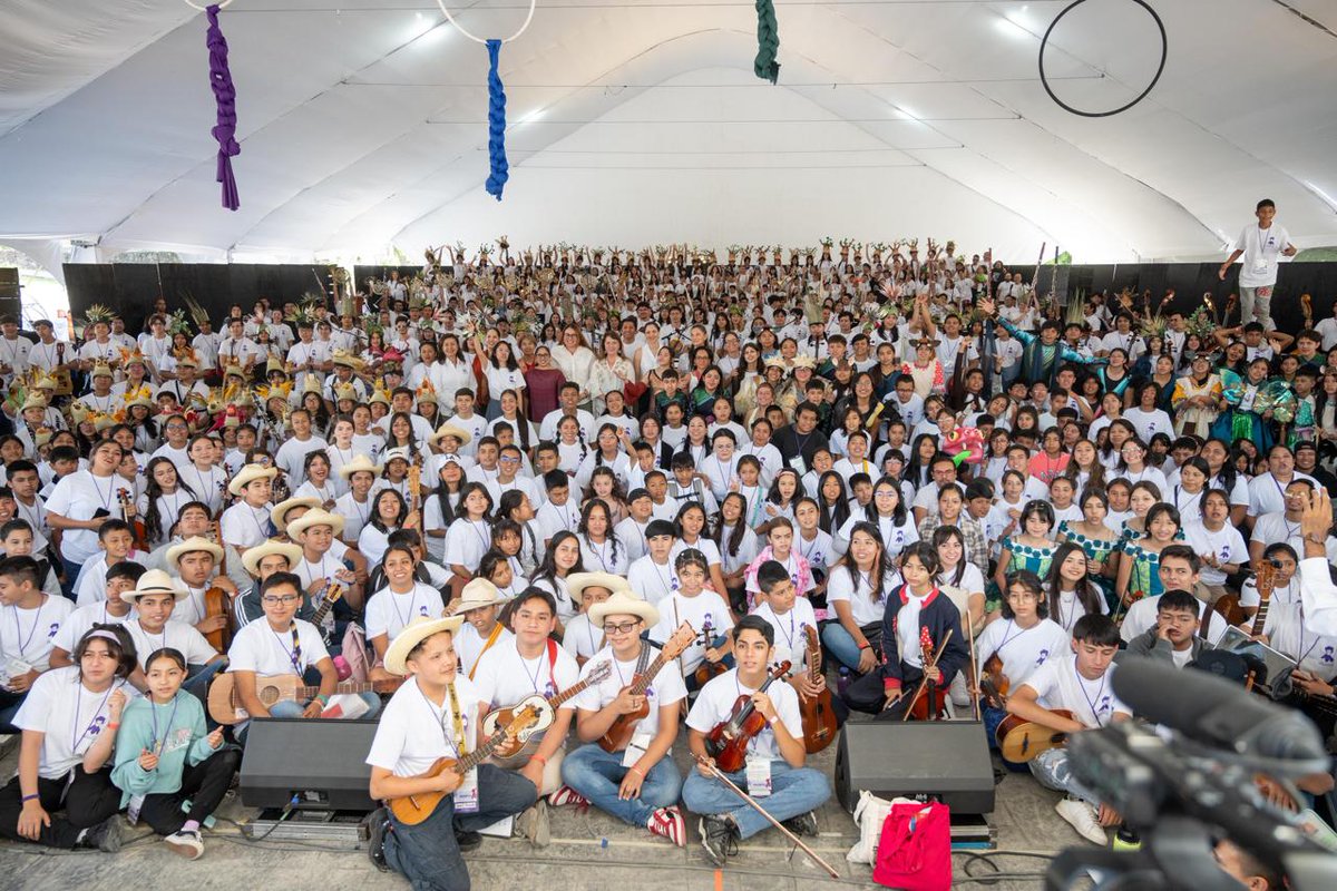 cultura_mx's tweet photo. “Este campamento permite no solo hacer amistades y comunidad, sino generar una experiencia única que es prepararse para uno de los espacios más importantes en el mundo, el @AuditorioMx. Tienen el acompañamiento de artistas, técnicos, promotores y todo el equipo que ha hecho posible que ustedes presenten el próximo 30 de octubre uno de los eventos más importantes de #CulturaComunitaria”.

Estas fueron las palabras de la secretaria de Cultura del @GobiernoMX, @ccurieldeicaza, quien luego de presenciar un ensayo general de #TengoUnSueño, felicitó a niñas, niños y jóvenes de todo México que se encuentran en Oaxtepec, Morelos, preparándose rumbo al magno evento.

Destacó la relevancia que tienen proyectos como #SemillerosCreativos para el gobierno de la presidenta @Claudiashein: “La cultura comunitaria es el corazón del país y este va a ser un proyecto que vamos a seguir fortaleciendo”.

Finalmente, la secretaria de Cultura agradeció el apoyo de la gobernadora de Morelos, @margarita_gs, y del @Tu_IMSS, por su contribución a la realización de este campamento.