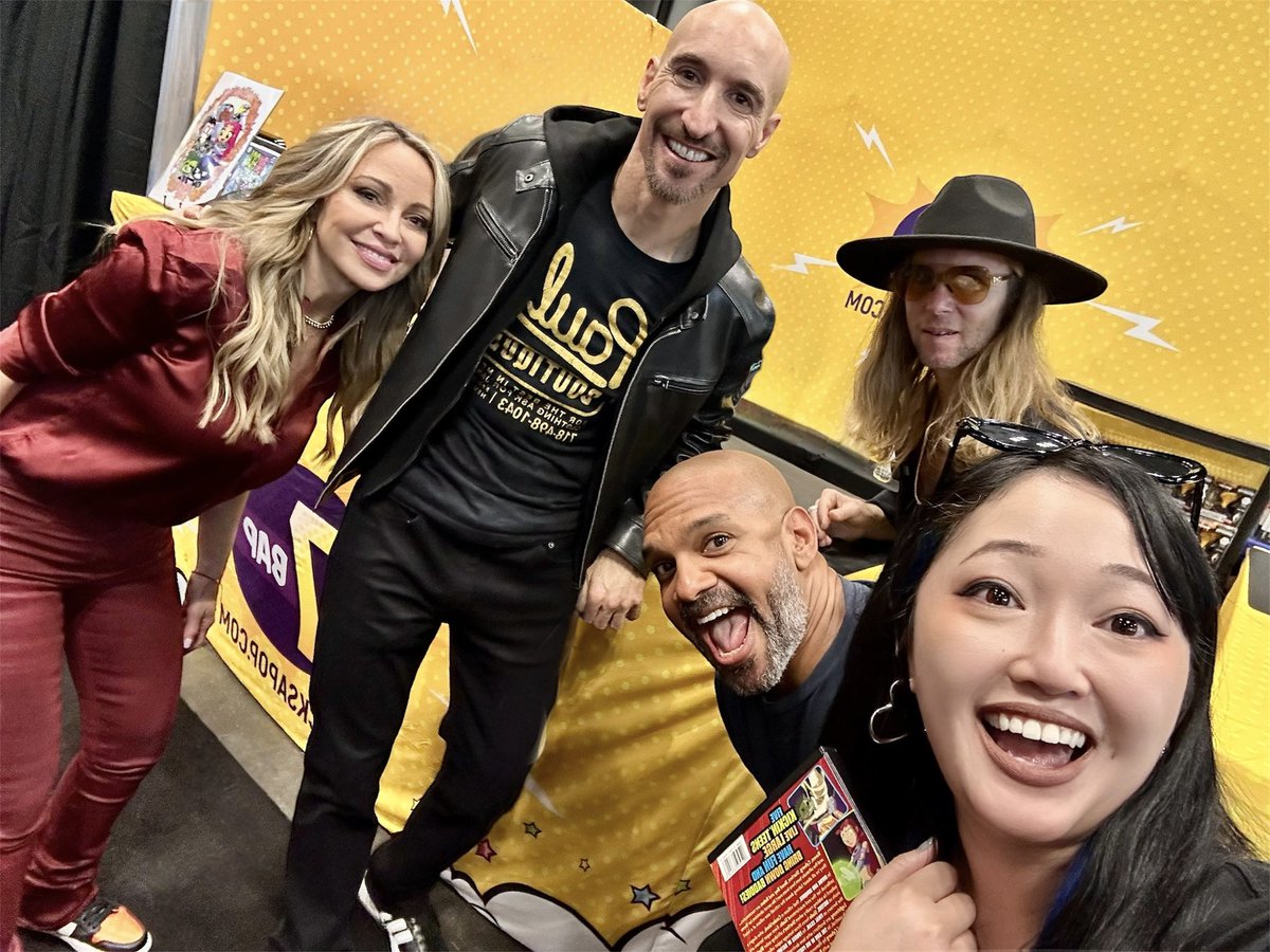 Lulexiaa's tweet image. One of the happiest days of my life! I met the TEEN TITANS! 💚🧡❤️💙💜

NYCC was the best! This was my childhood dream come true! I loved Teen Titans since I was 7 years old and I never thought this would be possible! I’m so thankful for this day! 🥹