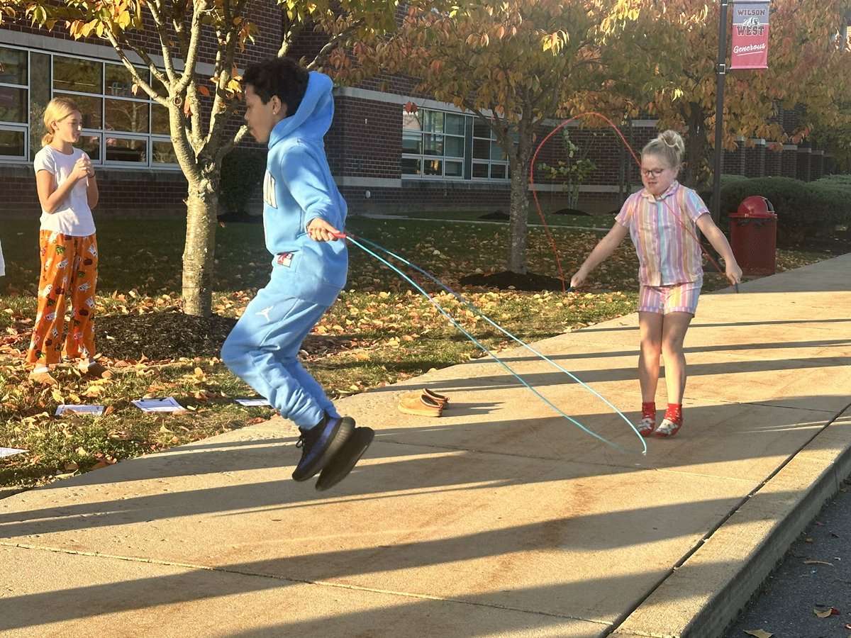 MrsViscariello's tweet image. We went outside to collect data and learn about constant rates.  @WilsonSchlDist @rhoste76 @CRada_WWMS @TExpLAlvernia