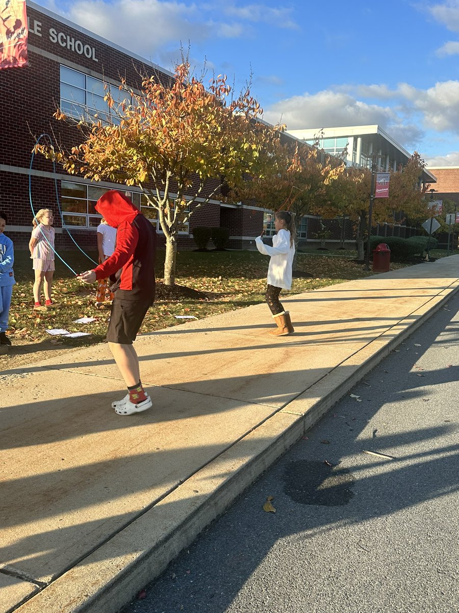 MrsViscariello's tweet image. We went outside to collect data and learn about constant rates.  @WilsonSchlDist @rhoste76 @CRada_WWMS @TExpLAlvernia