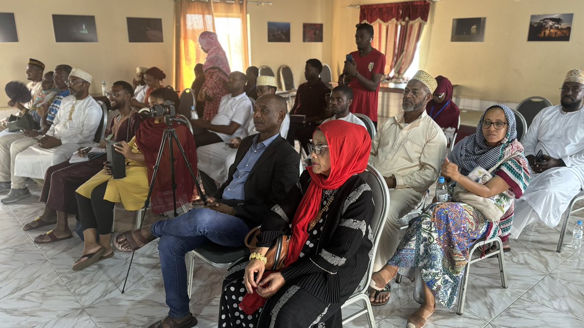 seaviewsw's tweet photo. Throwback sur la conférence sur Mbaraka Sidi et la Table Ronde sur la place de la femme comorienne #picafestival2k24 #iconothequeihoi #medinawiratha #comissiomoceanindien #Sinamu #CulturalHeritage #africacelebrates #seaviewartwork #regionreunion #photoexhibition #salimamoud https://t.co/FakpFnJqbw