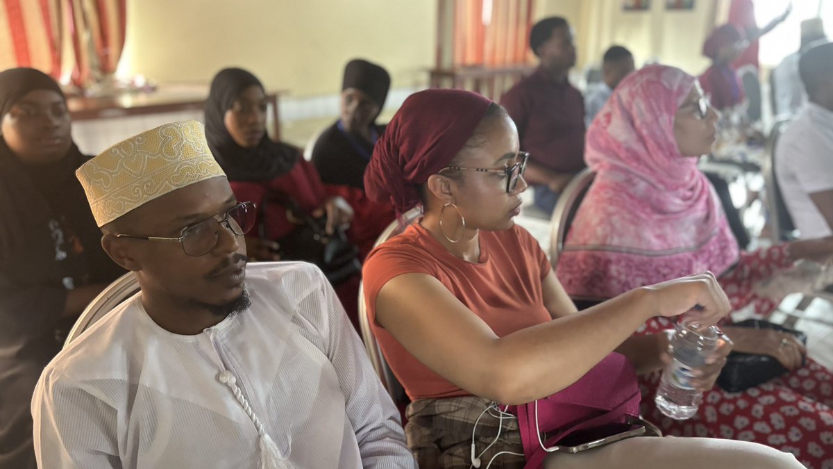 seaviewsw's tweet photo. Throwback sur la conférence sur Mbaraka Sidi et la Table Ronde sur la place de la femme comorienne #picafestival2k24 #iconothequeihoi #medinawiratha #comissiomoceanindien #Sinamu #CulturalHeritage #africacelebrates #seaviewartwork #regionreunion #photoexhibition #salimamoud https://t.co/FakpFnJqbw