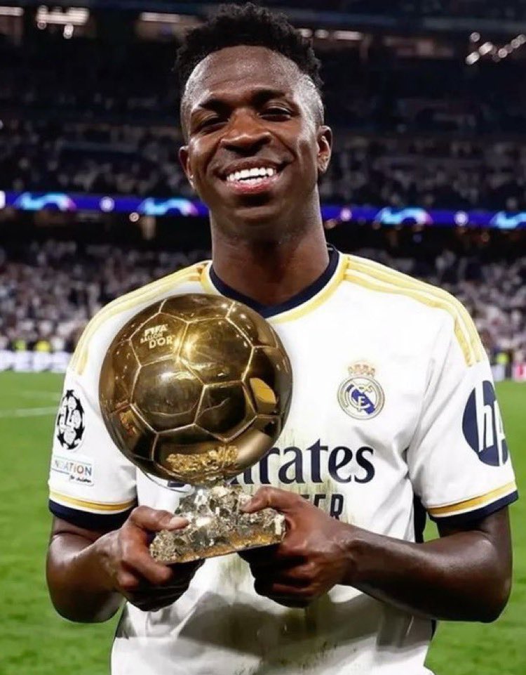 De ser el hazme reír del fútbol a ser balón de oro con tan solo 24 años, es una barbaridad el crecimiento que ha tenido Vinicius Jr y todo siendo jugador del Real Madrid.