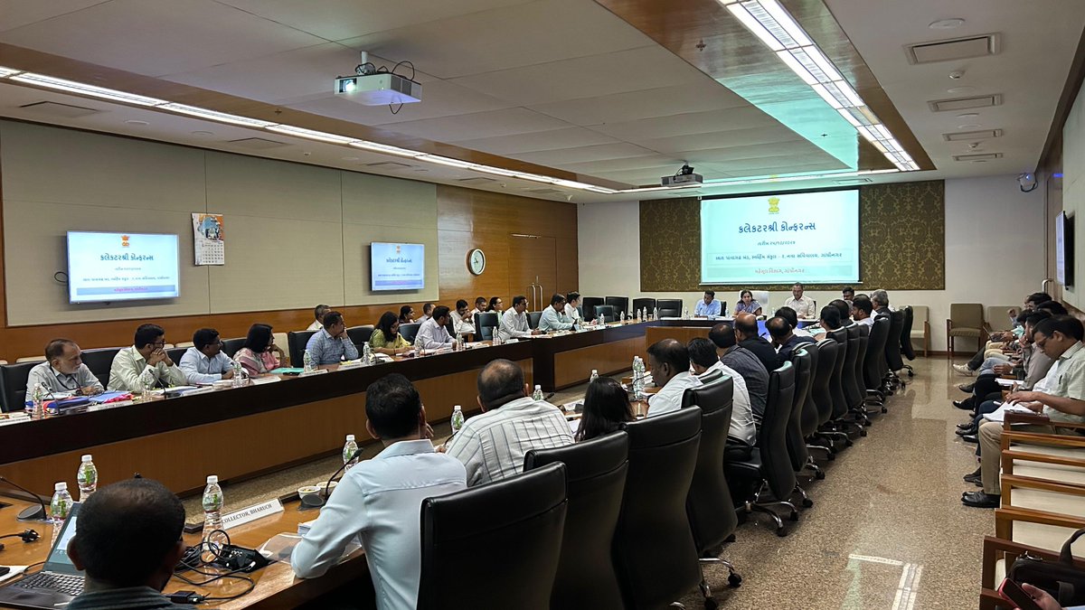 A warm welcome to ACS madam by collectors. Engaging discussion with ACS madam on performance and governance initiatives. Inspirational and insightful comments from her. Kudos to RIC team for hosting the event so successfully. #GoodGovernance @cmoguj <a href="/JayantiRavi/">Jayanti Ravi</a>