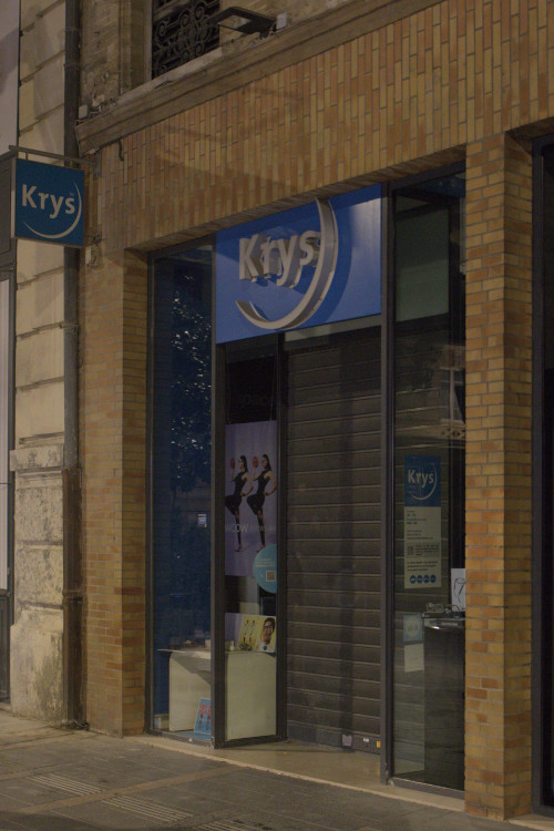 Le 12 octobre, à l’occasion du Jour de la Nuit, nos activistes de Toulouse, Lyon, Paris et d’autres membres du collectif Zéro Watt pour la Pub ont éteint et recouvert des pub lumineuses et des enseignes de magasins pour dénoncer la pollution générée et le gaspillage d’énergie.