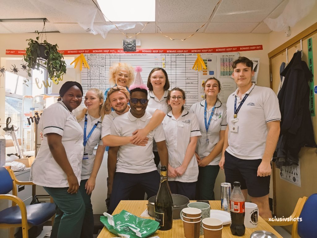 A very hot (and cake filled) day of celebrations within the team today! Happy Birthday Tosin, and we will miss Callum &amp; Kirsty as they move onto their next rotations 

🍾🎂🚑